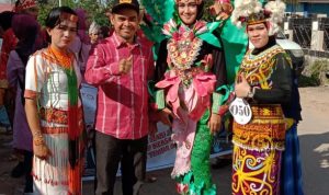 Sekretaris Dispora Kutim foto bersama dengan personil Karnaval Budaya Dispora