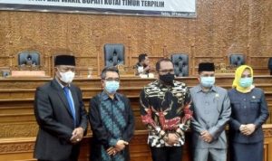 Pimpinan-DPRD-Kutim-berfoto-bersama-usai-melakukan-rapat-paripurna.-RamlahKaltimtoday.co_-e1613804915117-768x554-picsay